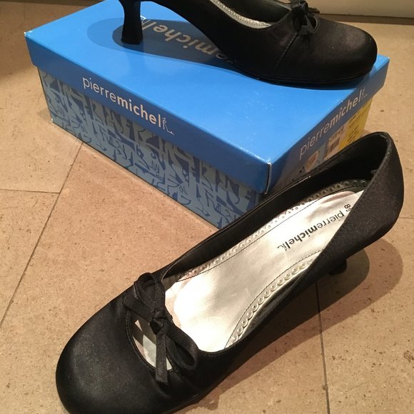 Really cute black satin pumps shoes - Size 8.5 - Picture 3 of 5